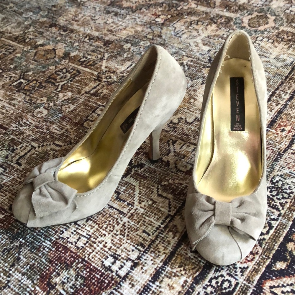 Steven grey Suede bow tie heels - sz 7.5M